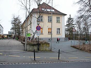 Die Grundschule Altenkunstadt wird mit Nottreppen ausgestattet, um den Anforderungen an den Brandschutz zu genügen. Im November wird sich der Gemeinderat Gedanken über eine Generalsanierung oder einen Neubau der Schule machen.  Foto: Stephan Stöckel