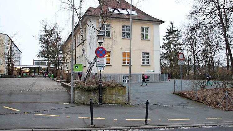 Die Grundschule Altenkunstadt wird mit Nottreppen ausgestattet, um den Anforderungen an den Brandschutz zu genügen. Im November wird sich der Gemeinderat Gedanken über eine Generalsanierung oder einen Neubau der Schule machen.  Foto: Stephan Stöckel