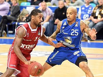Brad Wanamaker (mit Ball) in Aktion gegen Frankfurts Jordan Theodore. Foto: H&uuml;bner-Foto/Archiv