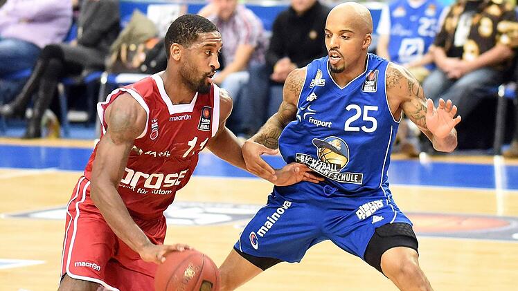 Brad Wanamaker (mit Ball) in Aktion gegen Frankfurts Jordan Theodore. Foto: H&uuml;bner-Foto/Archiv