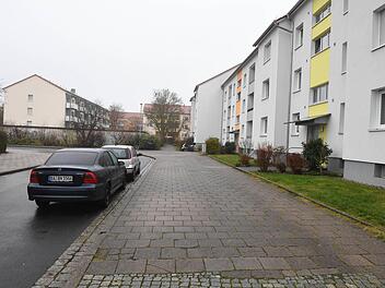 Der Theodor-Heuss-Ring: Die auf die Fahrbahn gezwungenen Autos verengen die Fahrbahn dieser Sackgasse enorm. Foto: Ronald Rinklef