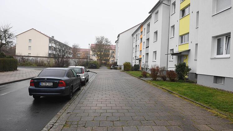 Der Theodor-Heuss-Ring: Die auf die Fahrbahn gezwungenen Autos verengen die Fahrbahn dieser Sackgasse enorm. Foto: Ronald Rinklef