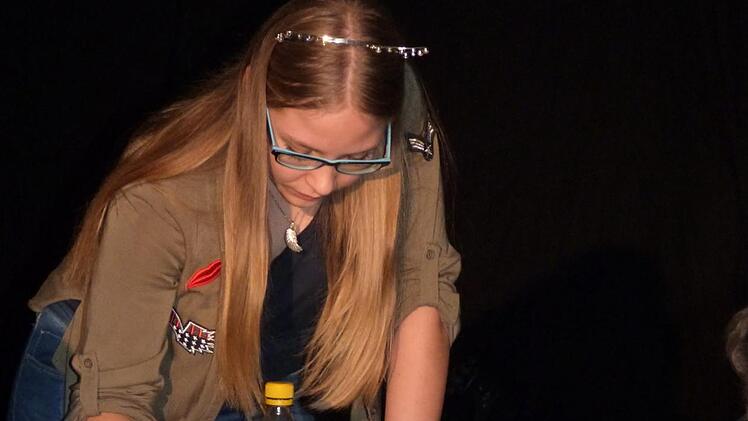 Mit einem Leserbrief bringt die Schülerin Biene Diehl (Alisa Menth) das Experiment zur Umkehr.