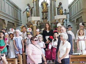 Die Kinderkantorei St. Johannis Forchheim und die Musikschule Ebermannstadt mit ihren Chorleiterinnen Petra Distler und Dekanatskantorin Stephanie Spörl  Foto: Paul Pöhlmann