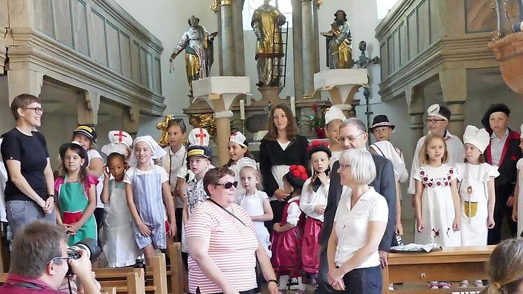 Die Kinderkantorei St. Johannis Forchheim und die Musikschule Ebermannstadt mit ihren Chorleiterinnen Petra Distler und Dekanatskantorin Stephanie Spörl  Foto: Paul Pöhlmann