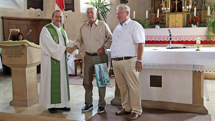 Pfarrer Alfred Beißer und Pfarrgemeinderatsvorsitzender Konrad Ochs (r.) verabschiedeten Johann Galster, der 65 Jahre als Organist tätig war. Foto: Franz Galster