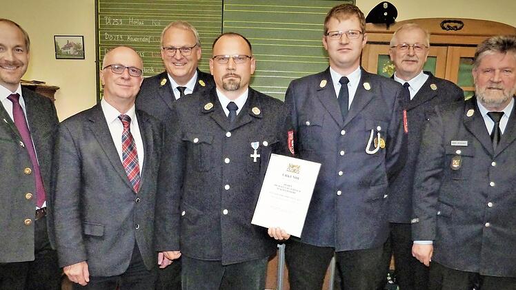 Für 25 Jahre aktiven Feuerwehrdienst wurde Michael Lauterbach mit dem Staatlichen Ehrenzeichen in Silber ausgezeichnet. Unser Bild zeigt (von links) stellvertretenden Landrat Jörg Kunstmann, Bürgermeister Stephan Heckel-Michel, Kreisbrandrat Stefan Härtlein, Michael Lauterbach, Kommandant Andreas Hahn, Vorsitzenden Manfred Hahn und Kreisbrandmeister Wolfgang Kunert. Foto: Werner Reißaus