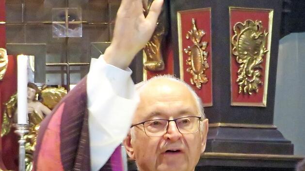Pfarrer Veit Dennert beim Segen im Gottesdienst anl&auml;sslich des Jubil&auml;ums Foto: Sebastian Kuner