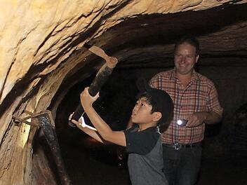 So wurden früher die Gänge geschlagen; Michael Wirth (im Hintergrund) erklärte die Felsenkeller in Egloffstein.