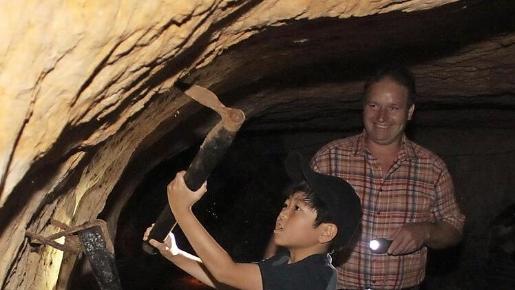 So wurden früher die Gänge geschlagen; Michael Wirth (im Hintergrund) erklärte die Felsenkeller in Egloffstein.
