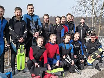 Diese Wasserwachtmitglieder aus Sonnefeld und Coburg hatten sich ins vier Grad kalte Wasser der Donau gestürzt.  Foto: Norbert Anders