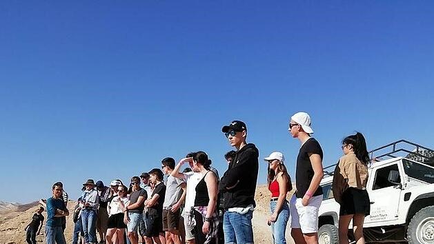 Rund um den Friedenslauf in Israel plant der Landkreis Bad Kissingen vom 1. bis zum 9. Februar 2022 wieder eine Israelfahrt. Das Foto zeigt die Bad Kissinger Reisegruppe 2019 auf ihrer W&uuml;stentour.