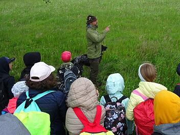 Jagdpächter Wilfried Helfrich, der sich für die Organisation des Waldtages verantwortlich zeichnete,  zeigte, wie die Hundearbeit im Jagdrevier abläuft. Foto: Florian Spahn