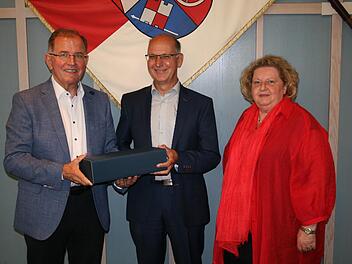 Nach mehr als 41 Jahren Dienstzeit beim Bezirk Unterfranken verabschiedet sich Andreas Polst in den Ruhestand. Das Foto zeigt ihn gemeinsam mit Bezirkstagspräsident Erwin Dotzel und Bezirkstagsvizepräsidentin Eva Maria Linsenbreder. Foto: Mauritz