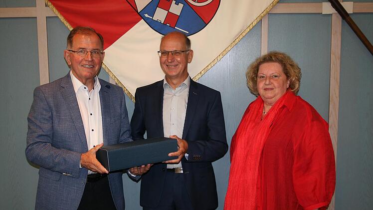 Nach mehr als 41 Jahren Dienstzeit beim Bezirk Unterfranken verabschiedet sich Andreas Polst in den Ruhestand. Das Foto zeigt ihn gemeinsam mit Bezirkstagspräsident Erwin Dotzel und Bezirkstagsvizepräsidentin Eva Maria Linsenbreder. Foto: Mauritz