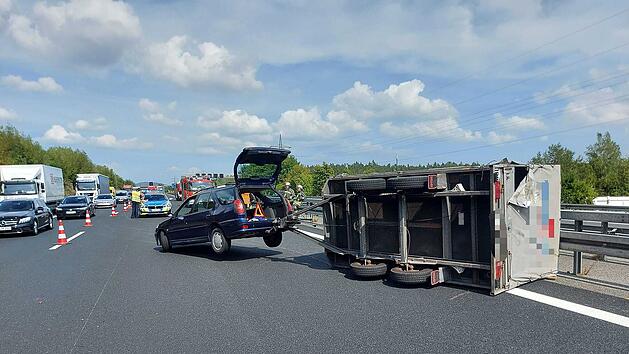 A9: Pkw mit Anh&auml;nger kommt von der Fahrbahn ab - Feuerwehr Heuchling am Unfallort
