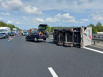 A9: Pkw mit Anhänger kommt von der Fahrbahn ab - Feuerwehr Heuchling am Unfallort