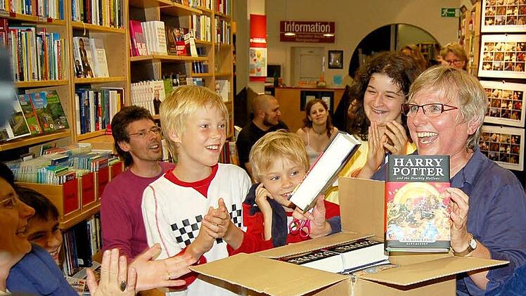 Die Buchhandlung als kultureller Treffpunkt: Irmgard Clausen fühlt sich auch ihrer sozialen und gesellschaftlichen Verantwortung verpflichtet. Leseförderung ist ihre Leidenschaft. Durch den Online-Handel geraten all diese Werte in Gefahr. Foto: Rainer Lutz