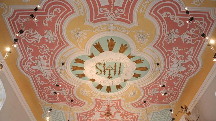 Die Stuckdecke leuchtet in prächtigen Farben