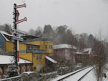 Verschneit und verlassen liegt der alte Ostbahnhof in Bad Brückenau da. Foto: Ulrike Müller