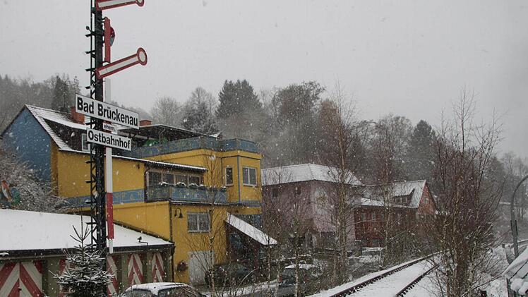 Verschneit und verlassen liegt der alte Ostbahnhof in Bad Brückenau da. Foto: Ulrike Müller