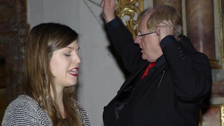 Solistin Svenja Nier und Bundesdirigent Ernst Oestreicher waren Mitwirkende beim Weihnachtszyklus von Alfred Artmeier.  Foto: Ehling
