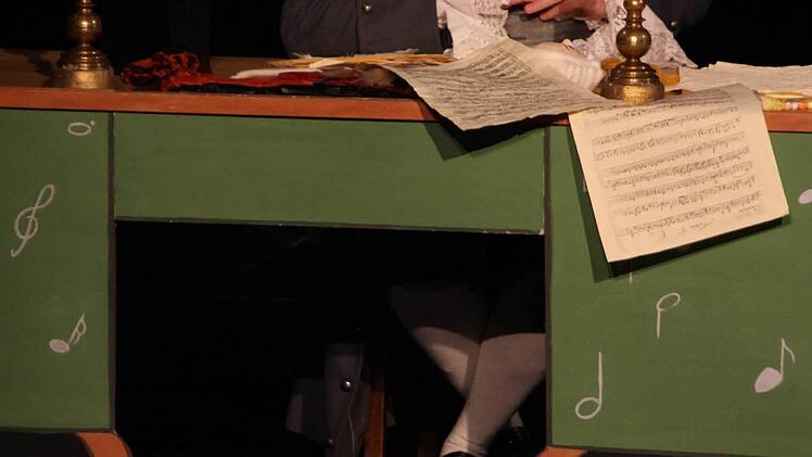 Dutzende Grunschüler belagerten das Kurtheater, um die "Kakaokantate" zu hören. Foto: Carmen Schmitt