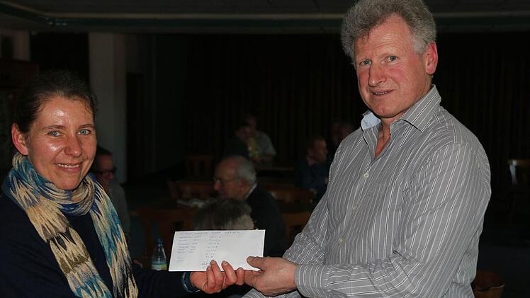 Werner Ziegert übergab an den Kindergarten St. Andreas eine Spende in Höhe von 131 Euro, für die sich die Leiterin Sandra Burzer bedankte.  Foto: Schaar