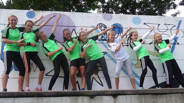 Mit den besten Grüßen an Usain Bolt: Die Hammelburger Mehrkämpferinnen (von links): Elisa Eich, Anna Lukaschewitsch, Natalie Zitterbart, Jule Betz, Lilian Heid, Lena Weigand, Hanna Schmitt und Hannah Potschka. Foto: Heiko Schmitt
