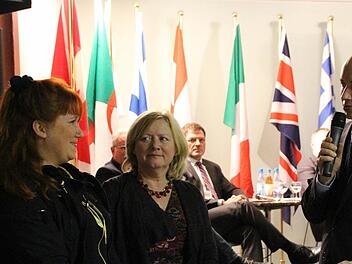 Anastasiia Galanzovska (links) und Laboklin-Chefin Elisabeth Müller im Gespräch mit Ralf Ruppert. Foto: Benedikt Borst