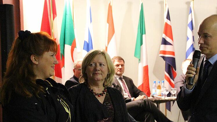 Anastasiia Galanzovska (links) und Laboklin-Chefin Elisabeth Müller im Gespräch mit Ralf Ruppert. Foto: Benedikt Borst