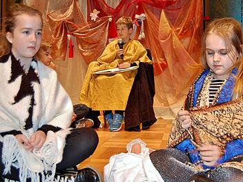 Der Evangelist Lukas (Oskar Metzler, Mitte) erzählte in der Aufführung der Jugendtheatergruppe der Herz-Jesu-Pfarrgemeinde die Weihnachtsgeschichte um Maria (Jasmin Büttner, rechts) und Josef (Sarah Neubert).  Fotos: Sigismund von Dobschütz