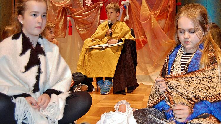 Der Evangelist Lukas (Oskar Metzler, Mitte) erzählte in der Aufführung der Jugendtheatergruppe der Herz-Jesu-Pfarrgemeinde die Weihnachtsgeschichte um Maria (Jasmin Büttner, rechts) und Josef (Sarah Neubert).  Fotos: Sigismund von Dobschütz