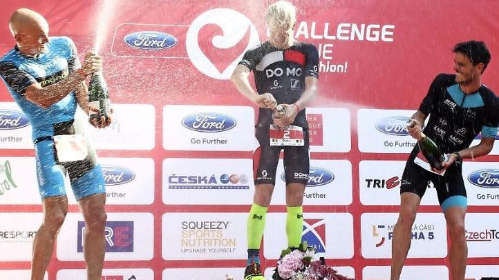 Der Belgier Pieter Heemeryck wird von den beiden Deutschen Andreas Dreitz (links) und Patrick Dirksmeier schon mit Champagner bespritzt. während er noch mit dem öffnen seiner Flasche beschäftigt ist.  Foto: pr