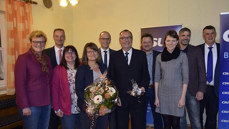 Glückwünsche zur Kandidatenwahl (von links): Monika Hohlmeier, Tobias Dusold, Manuela Trebes, Rita Kohmann, Christian Meißner, Jürgen Kohmann, Jürgen Hagel, Emmi Zeulner, Stefan Dinkel, Hans-Josef Stich.Andreas Welz