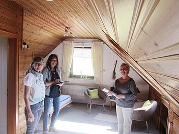 Im  Schlafzimmer der Fewo Christof unterm Dach (von links): Angelika Theiler von der Ebermannstadter Touristinfo, Prüferin Vera Wölfel und Gastgeberin Elfriede ChristofReinhard Löwisch