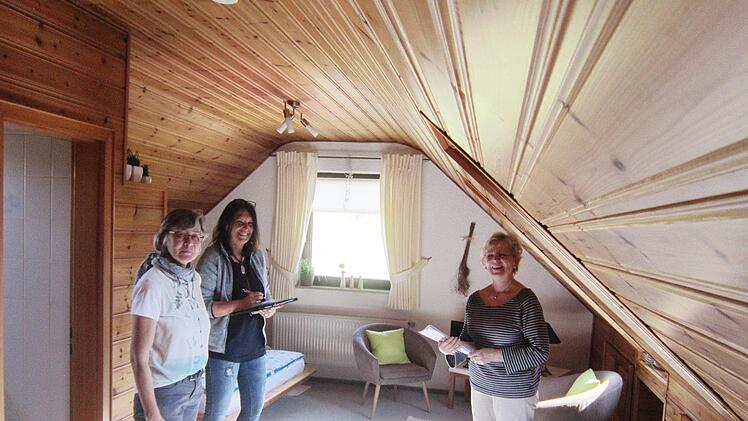 Im  Schlafzimmer der Fewo Christof unterm Dach (von links): Angelika Theiler von der Ebermannstadter Touristinfo, Prüferin Vera Wölfel und Gastgeberin Elfriede ChristofReinhard Löwisch