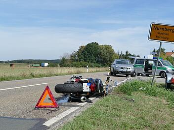 Nach einem &Uuml;berholvorgang hat ein Auto einen Motorradfahrer in N&uuml;rnberg Kornburg erfasst. Der Biker kam dabei ums Leben. Foto: News5/Oswald