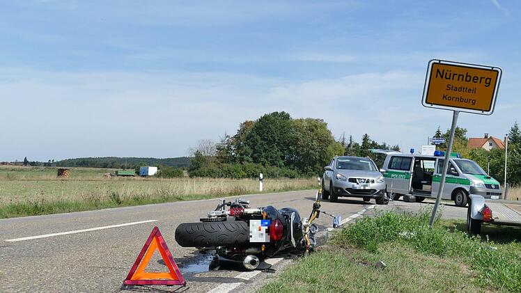 Nach einem Überholvorgang hat ein Auto einen Motorradfahrer in Nürnberg Kornburg erfasst. Der Biker kam dabei ums Leben. Foto: News5/Oswald