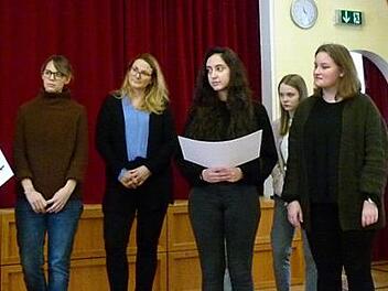 Die jungen Damen der "SMV" überreichten die symbolischen Schecks, hier an Schwester Ursula Dirmeier, Hausoberin der Congregatio Jesu in Bamberg.  Foto: Marion Krüger-Hundrup