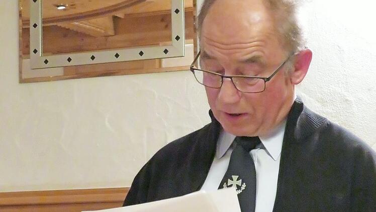 Sichtlich gerührt las Wolfgang Herold die Vorschläge zur Verwendung des Vereinsvermögens vor.