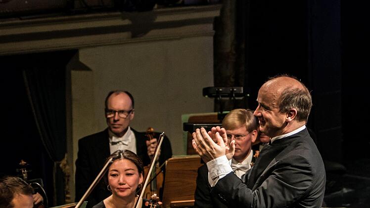 Impressionen vom Sinfoniekonzert im Landestheater Coburg unter der Leitung von GMD Roland Kluttig. Auf dem Programm standen Werke von Mendelssohn, Liszt und Rossini.Foto: Jochen Berger