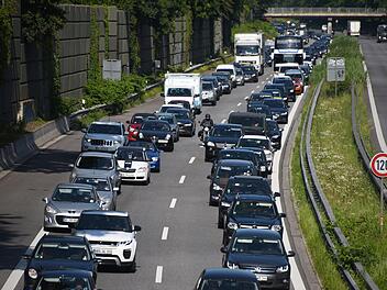 Stau auf der Autobahn - na und? Kann man eh nichts machen, also wozu aufregen? Symbolfoto: Daniel Bockwoldt/dpa