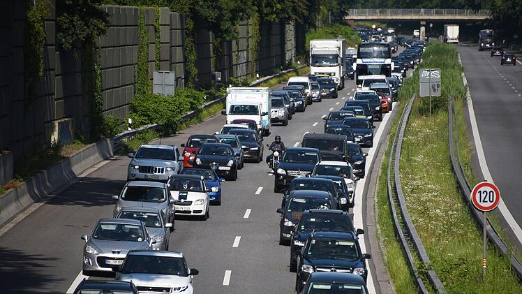Stau auf der Autobahn - na und? Kann man eh nichts machen, also wozu aufregen? Symbolfoto: Daniel Bockwoldt/dpa