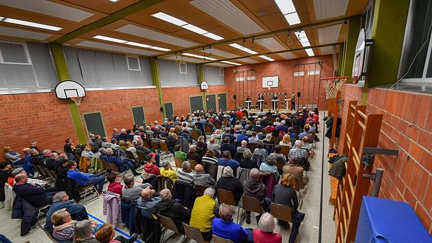 Die Turnhalle war bei der Podiumsdiskussion voll besetzt. Foto: Ronald Rinklef
