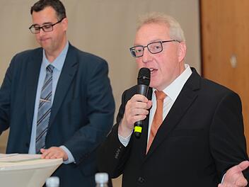 Harald Hübner (rechts) bleibt Bürgermeister in Neudrossenfeld. Björn Sommerer verlor in der Stichwahl. Foto: Archiv/Matthias Hoch