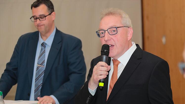 Harald Hübner (rechts) bleibt Bürgermeister in Neudrossenfeld. Björn Sommerer verlor in der Stichwahl. Foto: Archiv/Matthias Hoch