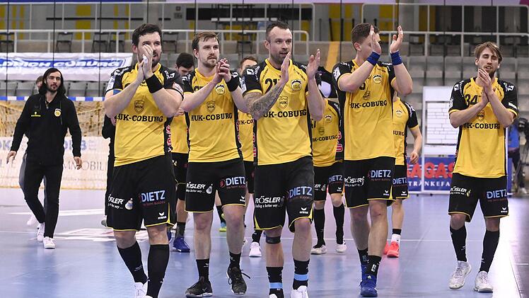 Ehrenrunde vor leeren Rängen? Fast, denn die HSC-Spieler bedankten sich nach dem Derbysieg gegen Erlangen bei den Trommlern, Helfern und Funktionären.