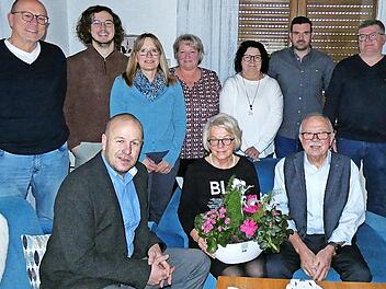 Das Jubelpaar Otmar und Monika Weisheit zusammen mit Bürgermeister Joachim Trier und dahinter einem Teil der Familie.