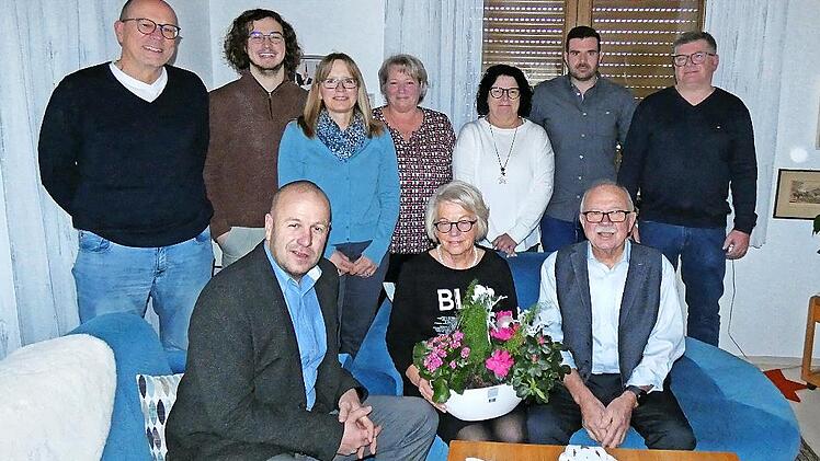 Das Jubelpaar Otmar und Monika Weisheit zusammen mit Bürgermeister Joachim Trier und dahinter einem Teil der Familie.